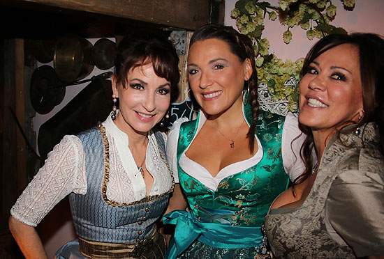 S&auml;ngerin Anna Maria Kaufmann, Simone Ballack, Schmuckdesignerin Carolin Gerdes-R&ouml;ben bei der &bdquo;Diamonds Wiesn&ldquo; am 21.09.2017 (&copy;Foto: Martin Schmitz)
